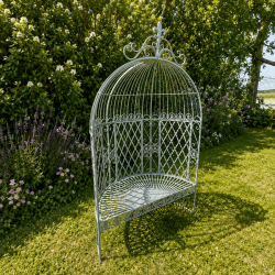 Banc arche de jardin en métal patiné vert-de-gris, vue de 3/4