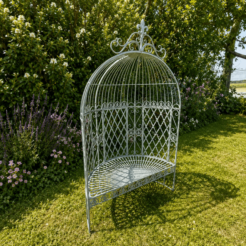 Banc arche de jardin en métal patiné vert-de-gris, vue de 3/4
