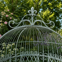 Banc arche de jardin en métal patiné vert-de-gris, vue du dôme