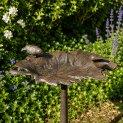 Bain d’oiseaux en fonte feuille de vigne avec deux oiseaux- vue de dessus