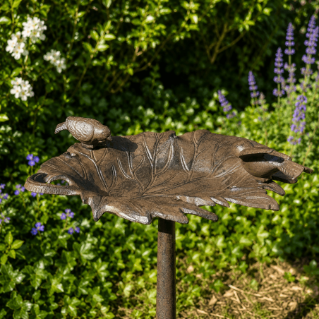 Bain d’oiseaux en fonte feuille de vigne avec deux oiseaux- vue de dessus