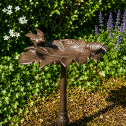 Bain d’oiseaux en fonte feuille de vigne avec deux oiseaux- vue du centre