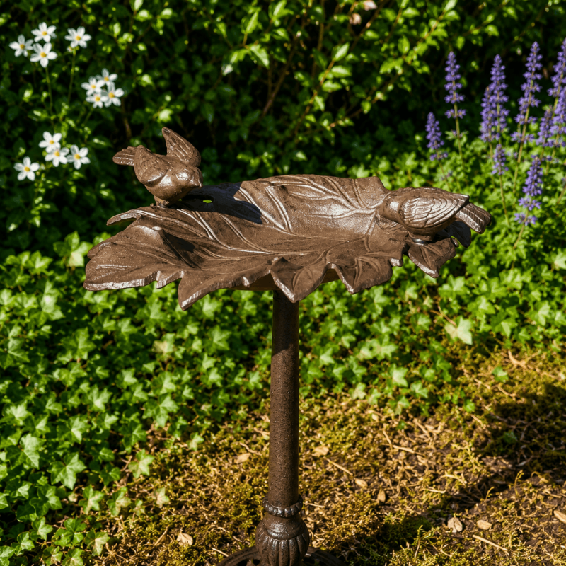 Bain d’oiseaux en fonte feuille de vigne avec deux oiseaux- vue du centre