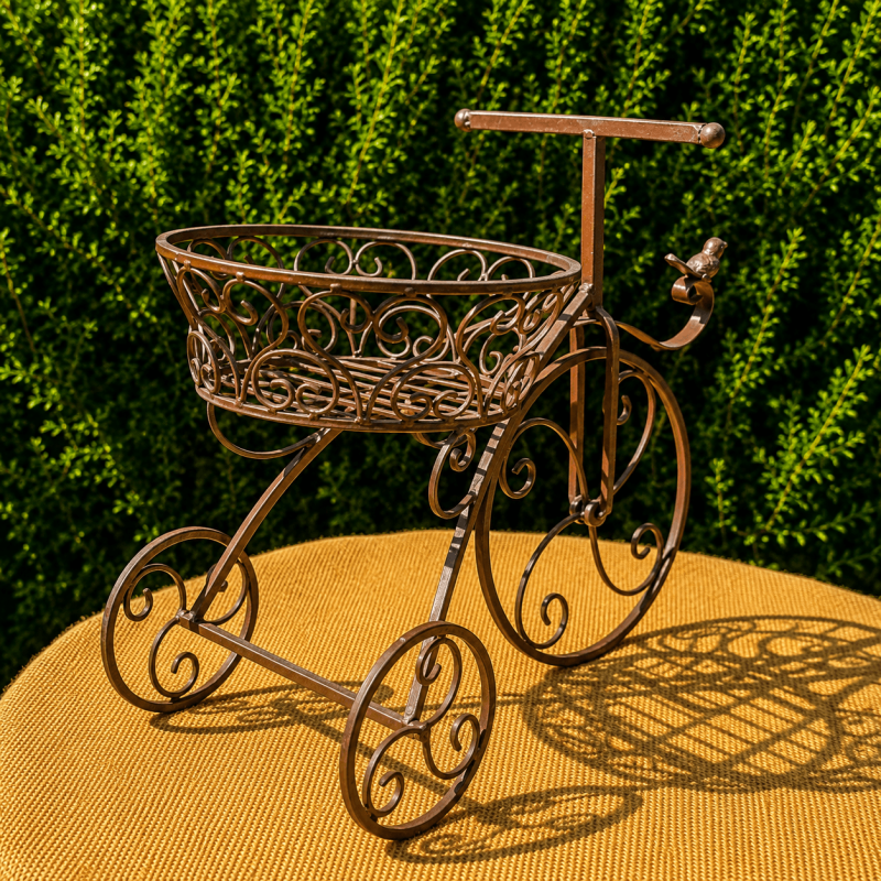 Porte-plante tricycle en métal - vue de derrière