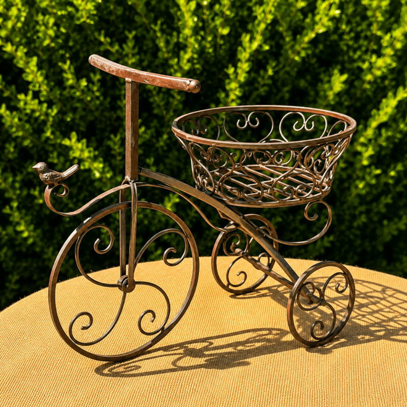 Porte-plante tricycle en métal - vue de 3/4