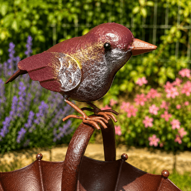 Abreuvoir mangeoire à oiseaux sur pic couleur rouille- vue de l'oiseau