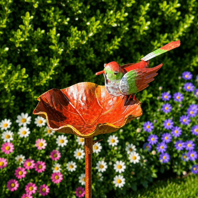 Bain d'oiseaux sur pied avec colibri décoratif- vue du dessus
