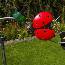 Mobile de jardin coccinelle en métal à balancier- vue de la coccinelle