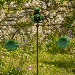Mobile de jardin Grenouille équilibriste sur feuilles de nénuphar- vue de près