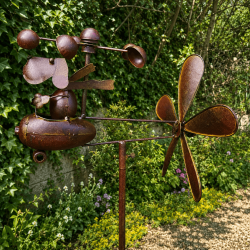 Mobile de jardin éolienne chien pilote en avion_ vue de derrière