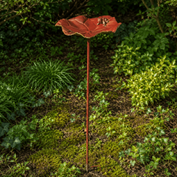Bain d'oiseaux nénuphar en métal avec grenouille- vue d'ensemble