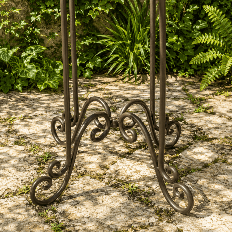 Salon de jardin mange-debout en fer forgé- vue du pied