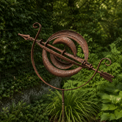 Éolienne décorative de jardin sphère armillaire- vue de près