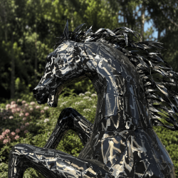 Sculpture cheval cabré géant en métal- vue de près