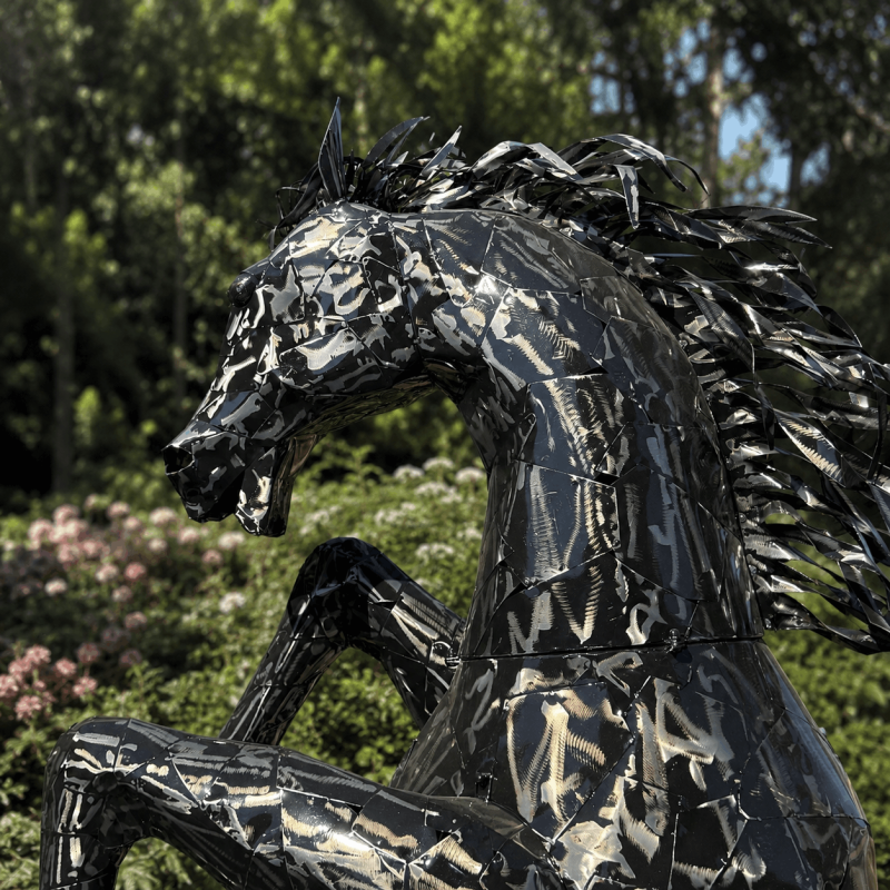 Sculpture cheval cabré géant en métal- vue de près
