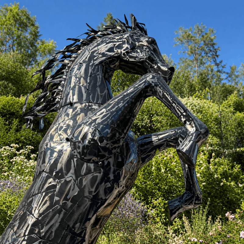 Sculpture cheval cabré géant en métal- vue de côté