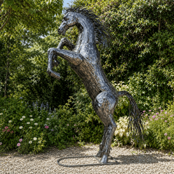 Sculpture cheval cabré géant en métal- vue d'ensemble