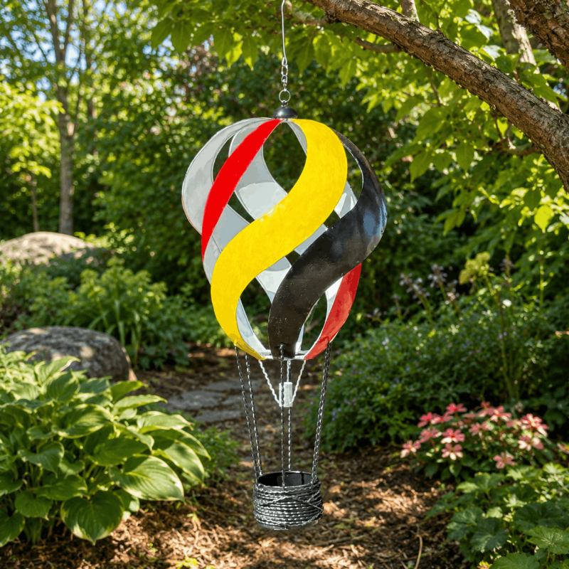 Détail de la montgolfière en métal coloré