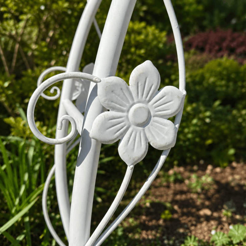 Décoration florale du banc romantique