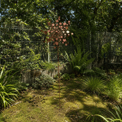 Éolienne de jardin à disques couleur rouille- vue d'ensemble