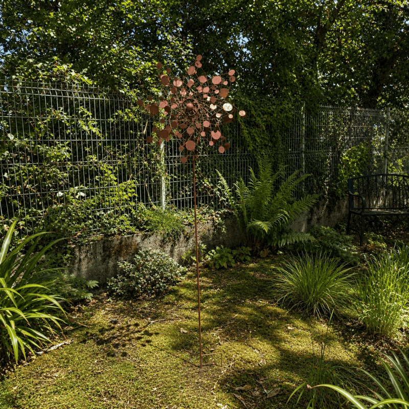 Éolienne de jardin à disques couleur rouille- vue d'ensemble