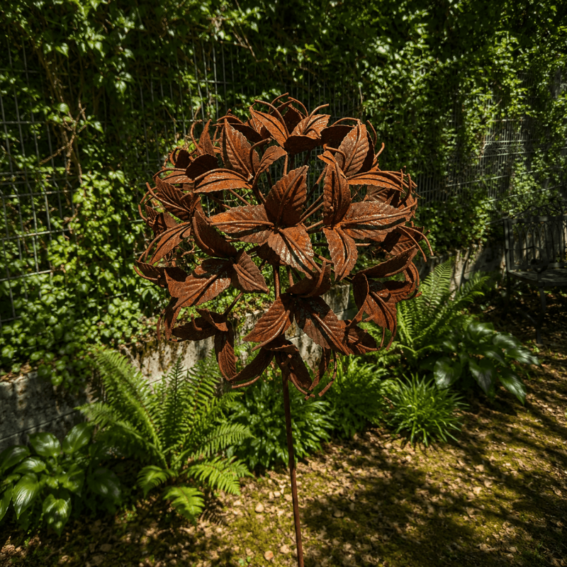 Fleur en métal sur pique couleur rouille
