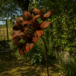 Fleur en métal sur pique couleur rouille- vue de côté