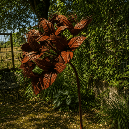 Fleur en métal sur pique couleur rouille- vue de côté