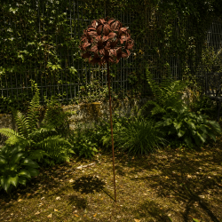 Fleur en métal sur pique couleur rouille- vue d'ensemble