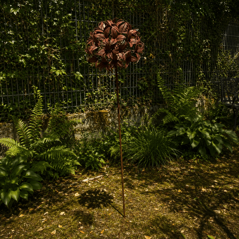Fleur en métal sur pique couleur rouille- vue d'ensemble