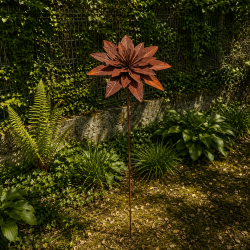 Fleur de lotus en métal sur pique rouille- vue d'ensemble