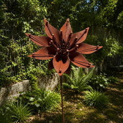 Fleur étoilée en métal sur pique rouille