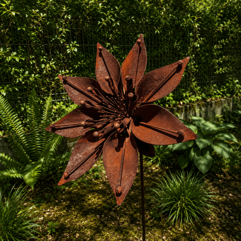 Fleur étoilée en métal sur pique rouille