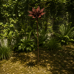 Fleur étoilée en métal sur pique rouille- vue d'ensemble