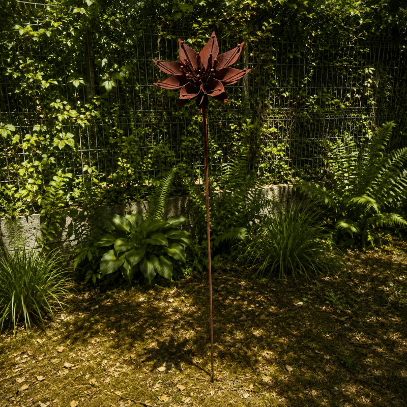 Fleur étoilée en métal sur pique rouille- vue d'ensemble