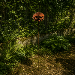Rose en métal sur pique couleur rouille- vue d'ensemble