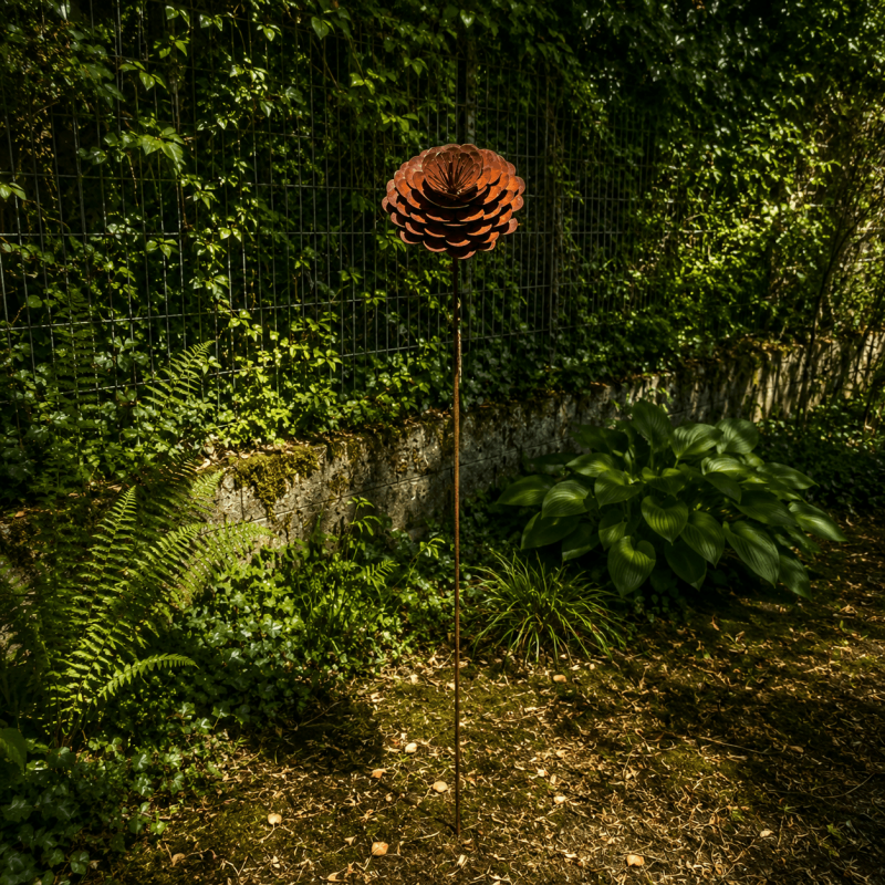 Rose en métal sur pique couleur rouille- vue d'ensemble