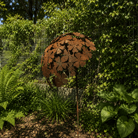 Allium en métal sur pique couleur rouille- vue de côté