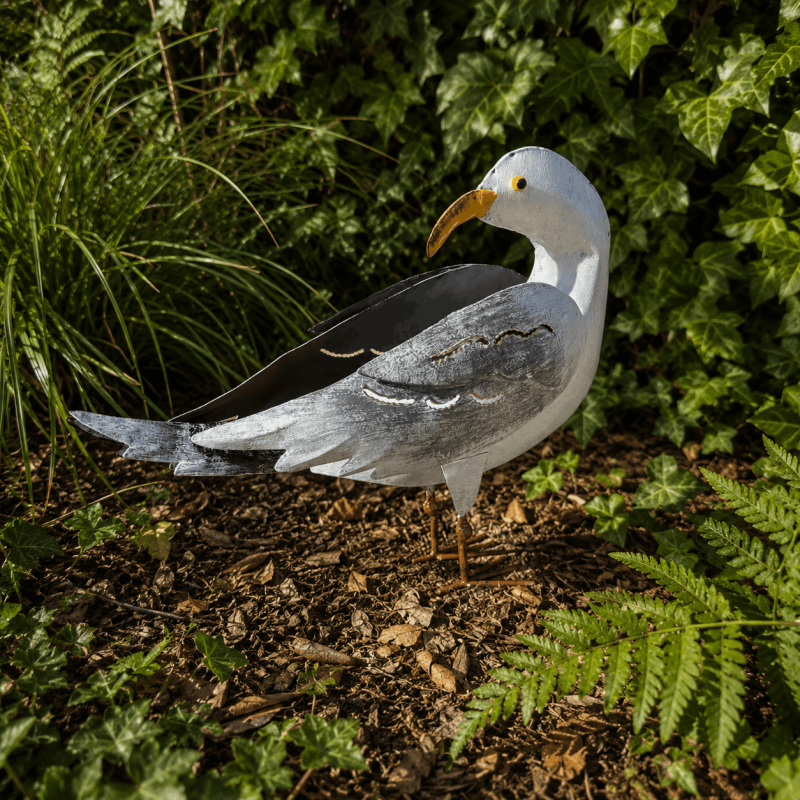 Mouette décorative en métal dans le jardin