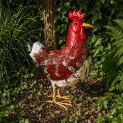 Poule décorative en métal coloré dans le jardin