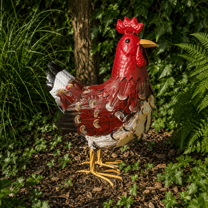 Poule décorative en métal coloré dans le jardin