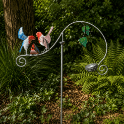 Mobile balancier avec cinq oiseaux colorés dans le jardin