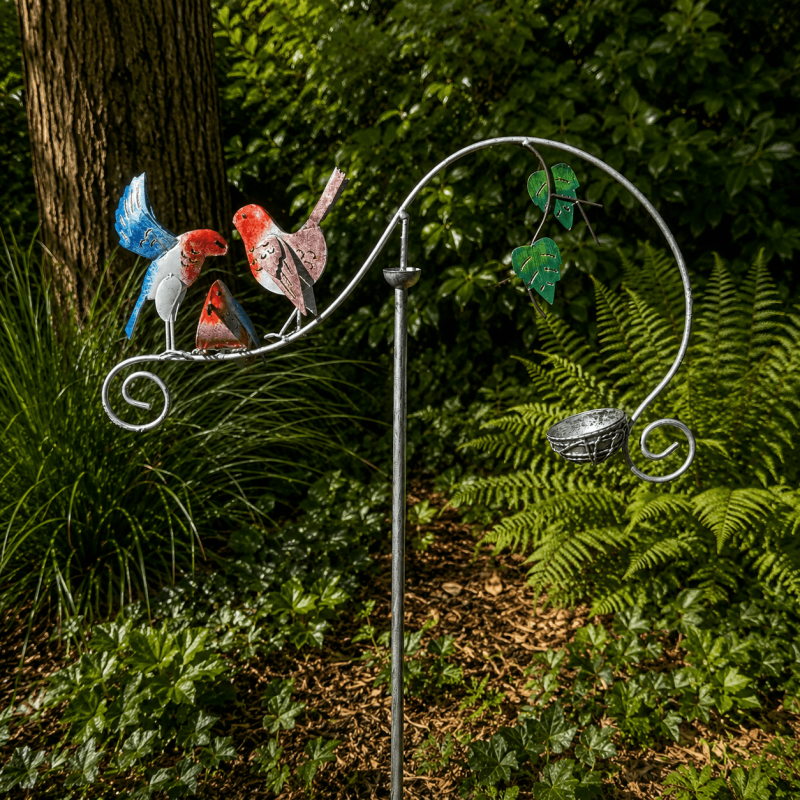 Mobile balancier avec cinq oiseaux colorés dans le jardin
