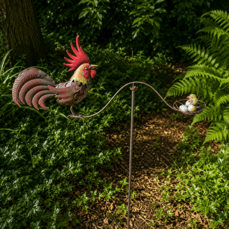 Mobile balancier coq et poule au nid dans le jardin