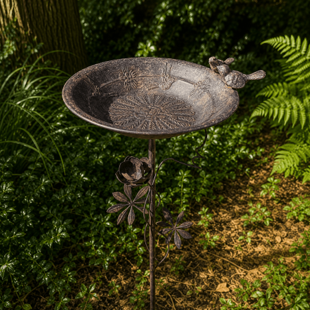 Bain d’oiseaux sur pique installé dans le jardin