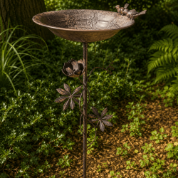 Coupelle du bain d’oiseaux avec oiseau décoratif