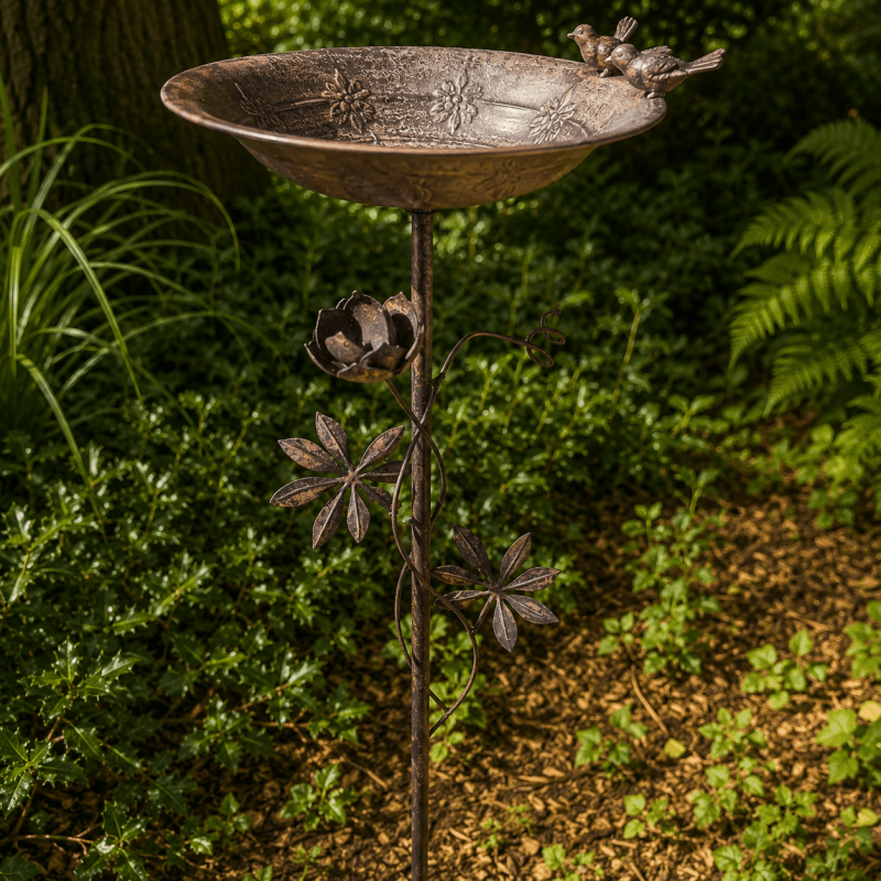 Coupelle du bain d’oiseaux avec oiseau décoratif