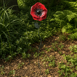 Coquelicot rouge en métal installé dans le jardin