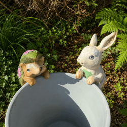 Accroche-pots lapin et hérisson sur un pot de fleurs