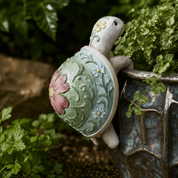 Tortue accroche-pot en résine à carapace fleurie